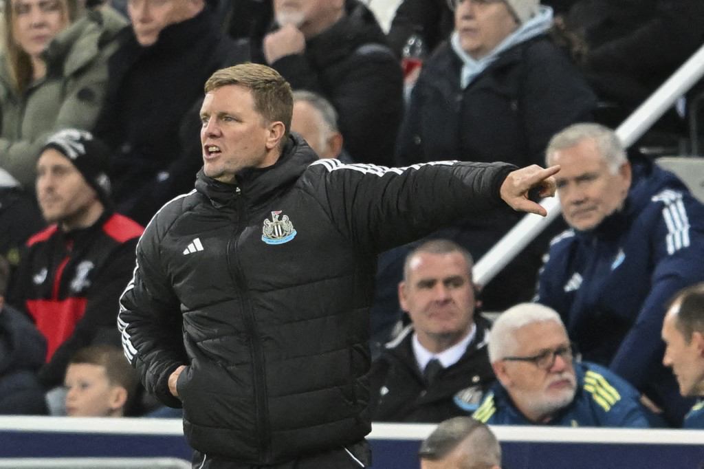 Eddie Howe, Newcastle United Manager, shouts instructions from the sideline during the UCL League Stage match between Newcastle United and S.L. Benfica at St. James's Park in Newcastle, on October 21, 2025.
