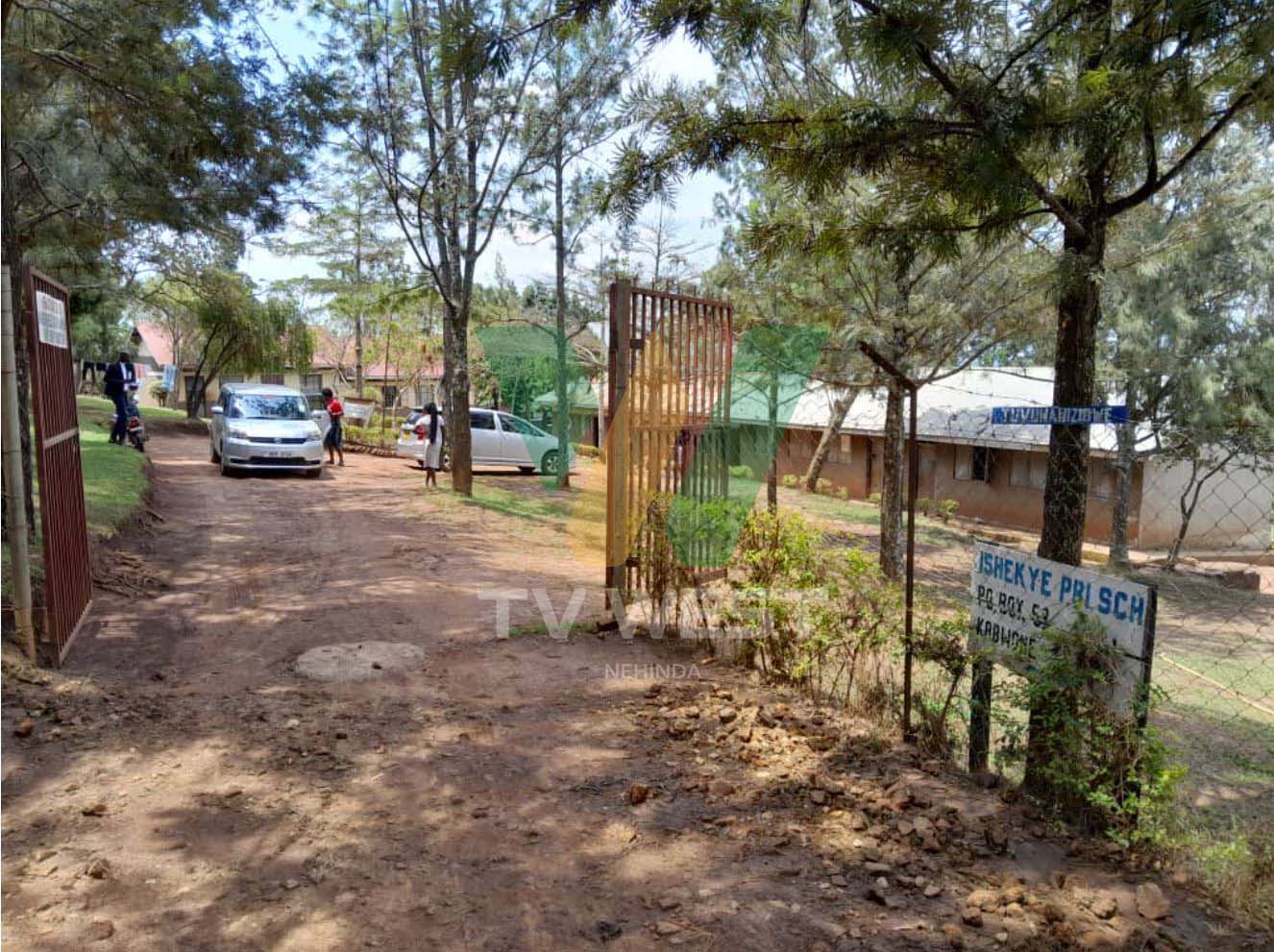 Eishomero erya Ishekye Purayimare eririkushangwa omuri Kyagaju woodi, Sheema Munisiparite eririkushomesa abaana abaine oburema aha mibiri yaabo. Photo by Bruno Mugizi.