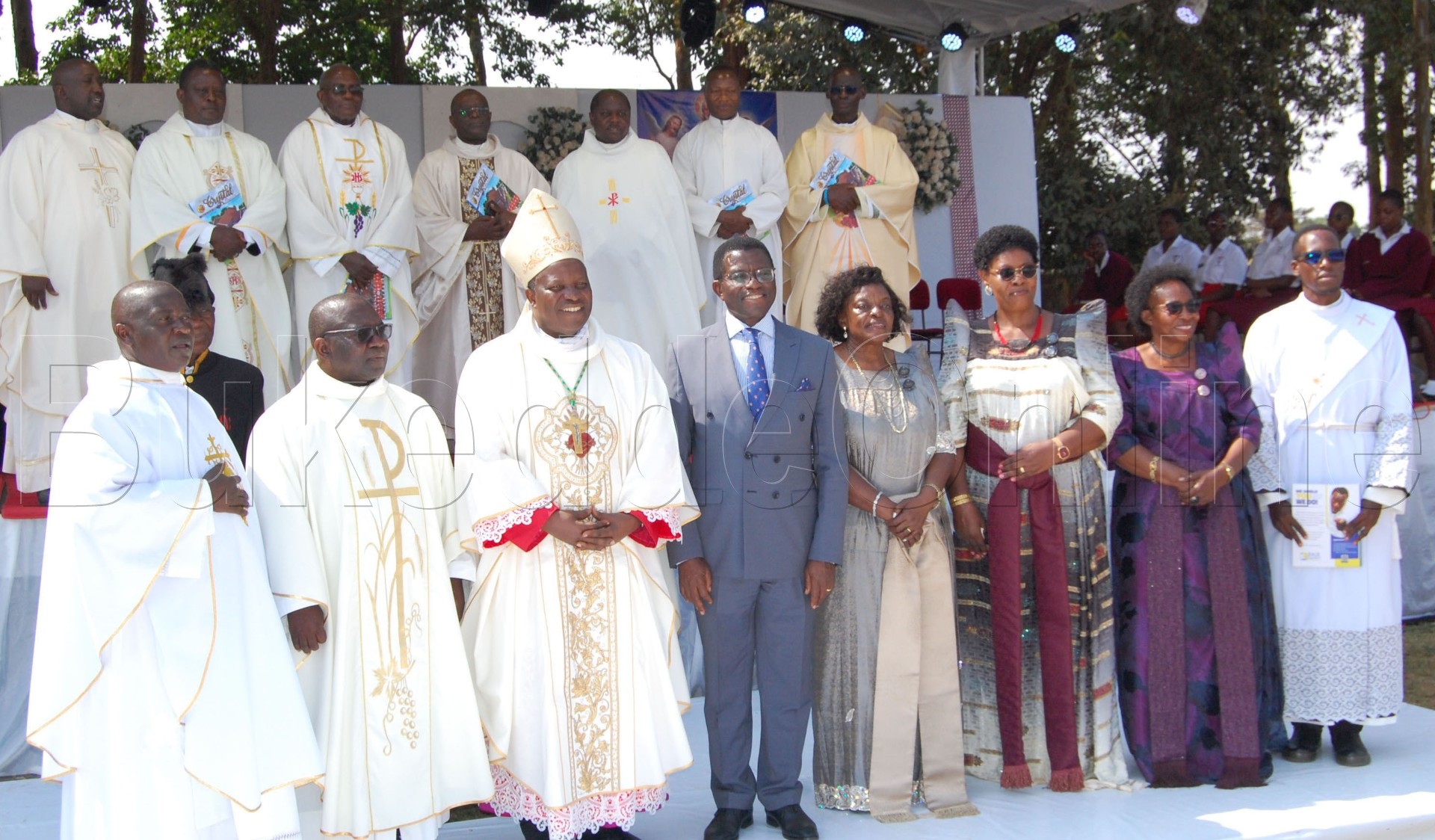 Katikkiro ng'ali ne bannaddiini
