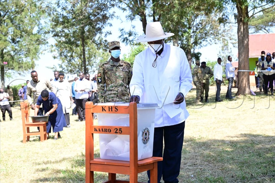 The President, voted at about 11:30am, congratulating Ugandans for getting up early and exercising their constitutional right. (Credit: Eddie Ssejjoba)