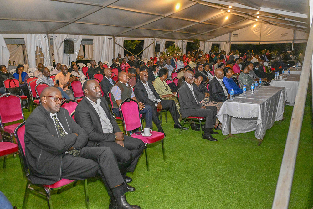 Mourners listening in during the function. (PPU)