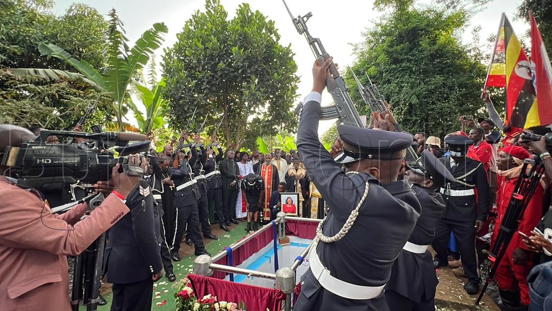 Helen nga bamukubira ebyasi mu kuziika 