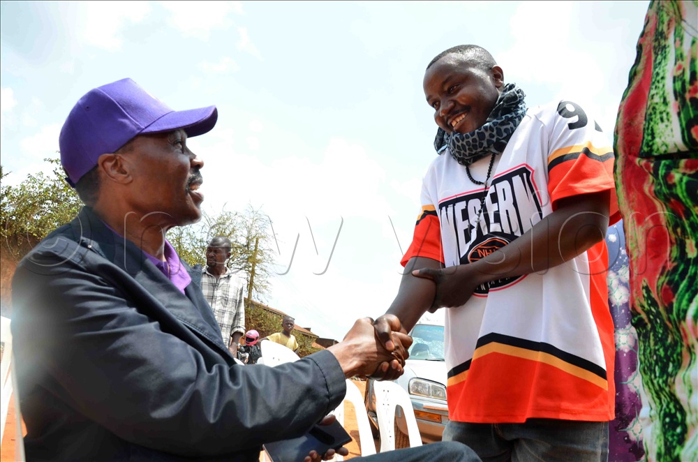 A supporter interacting with ANT presidential candidate, rtd. Gen. Mugisha Muntu in Kawempe.
