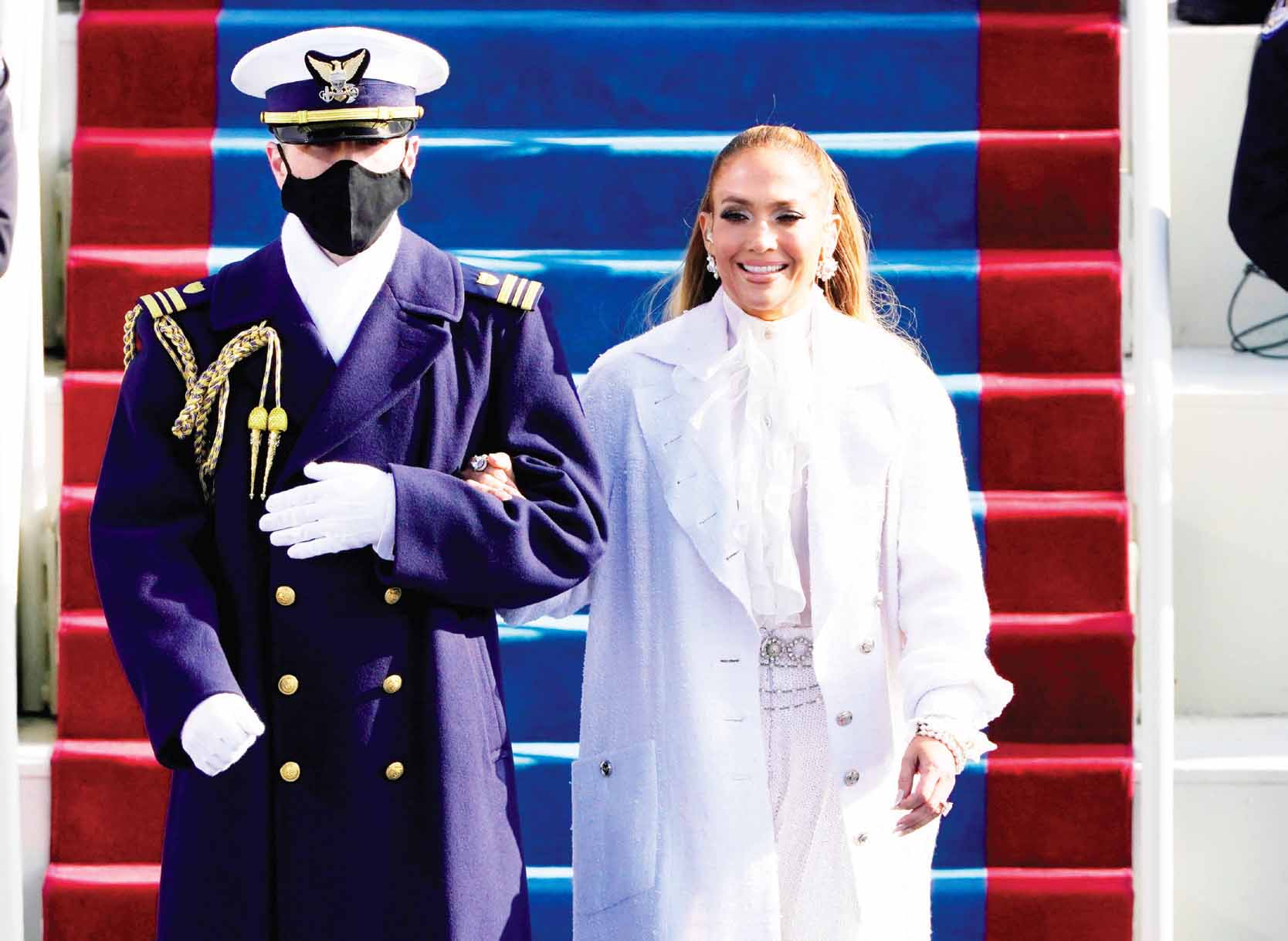 Omuserikale Ng'awerekera Ku Muyimbi Jennifer Lopez Ng'atuuka Mu Kulayira.