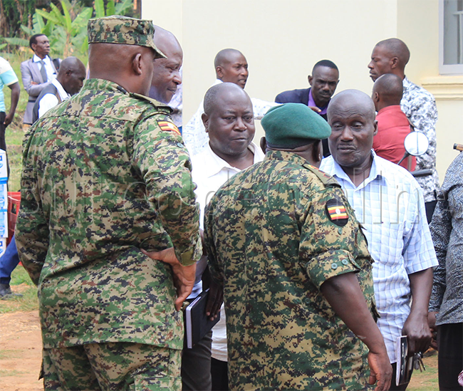 Maj. Gen. Steven Mugerwa ng’atunuulidde Lt. Col. Moses SSegujja (ku ddyo mu ssaati ey’omweso) mu kafubo ne ssentebe Ssentongo n’abakulembeze abalala.