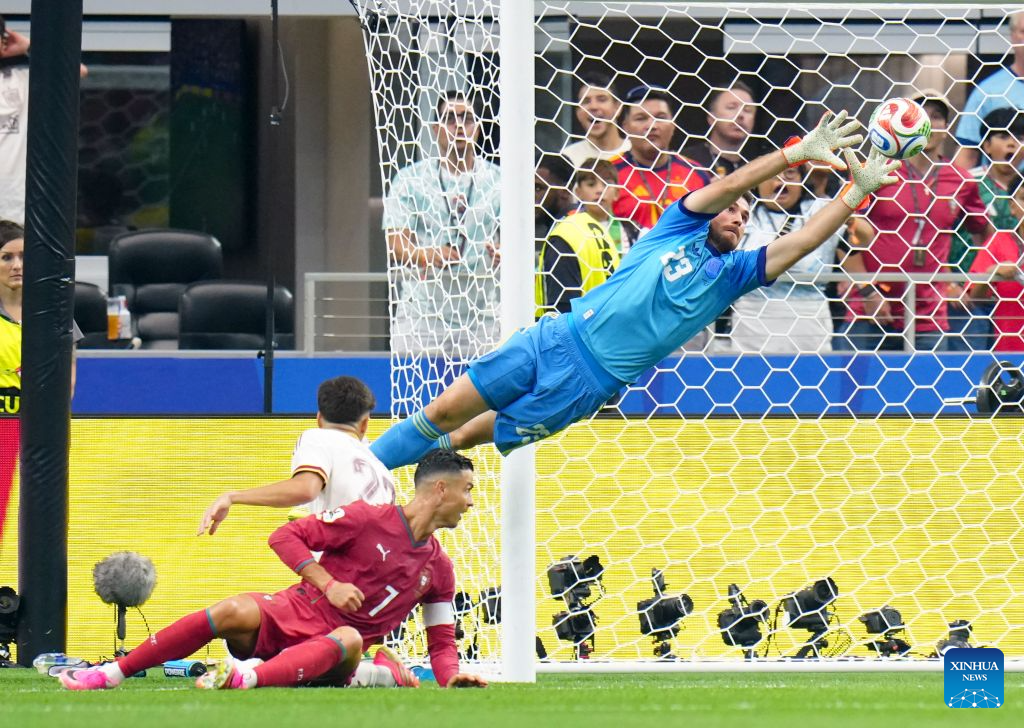 Goalkeeper Unai Simon of Spain makes a save. (Xinhua/Jia Haocheng)