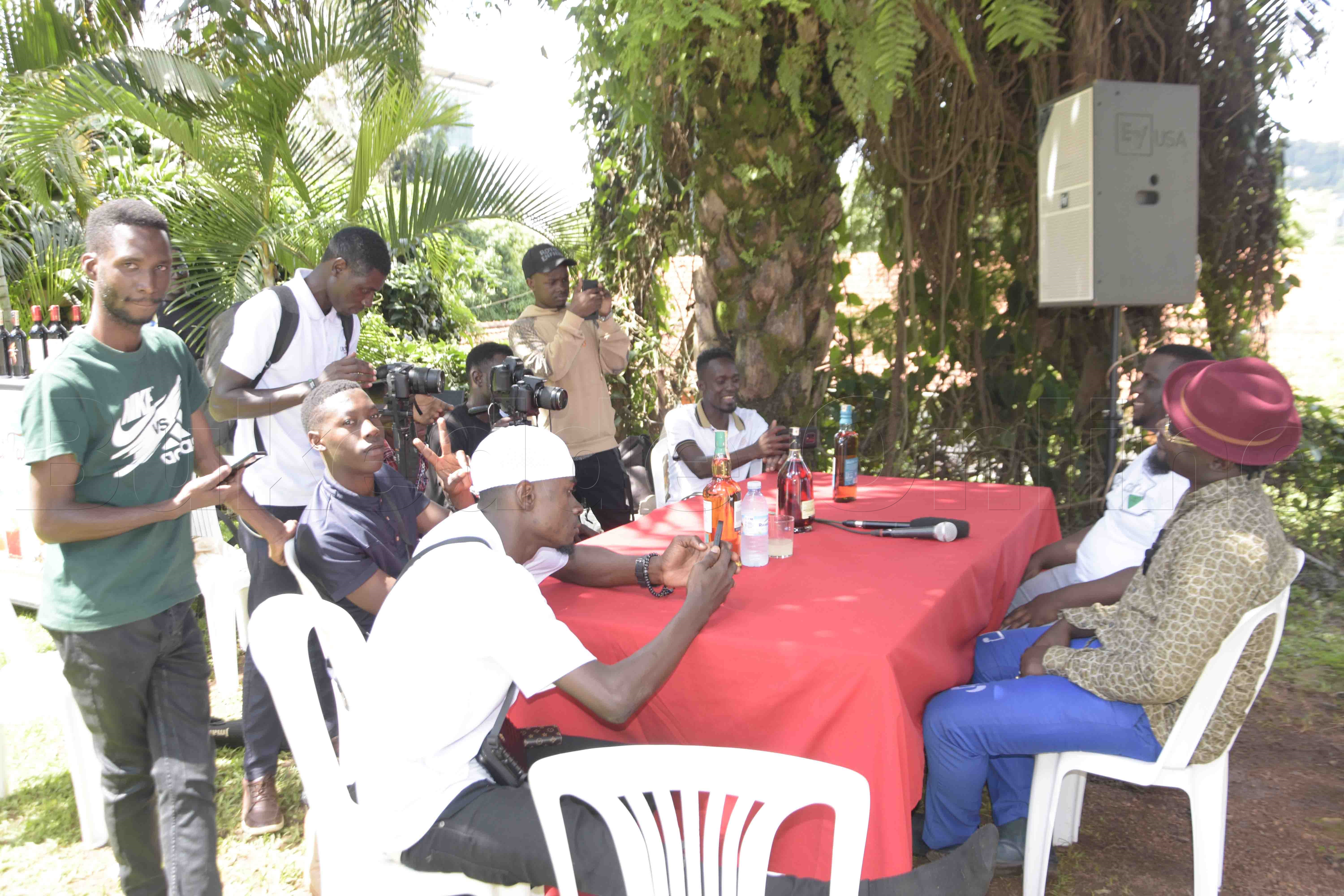 Tonny ng'ayogera n'abaamawulire