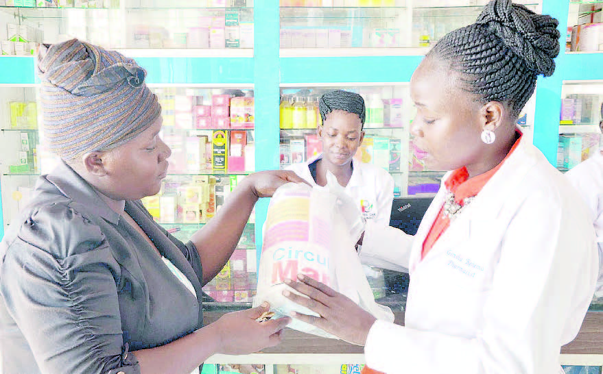 Gonsha (ku ddyo) ng’ali mu ‘pharmacy’.