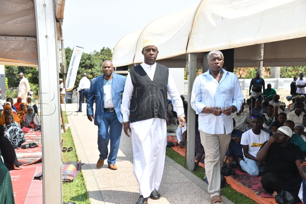 Omulangira Nakibinge ng'atuuka ku muzikiti e Naguru.