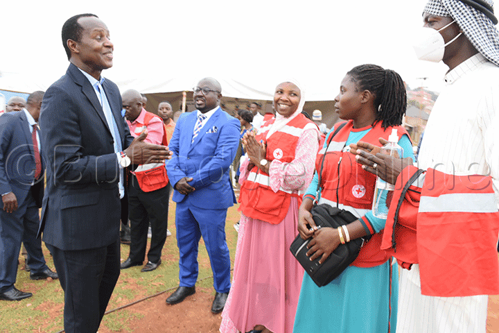 Omulangira Wasajja Ng'abuuza Ku Basawo.