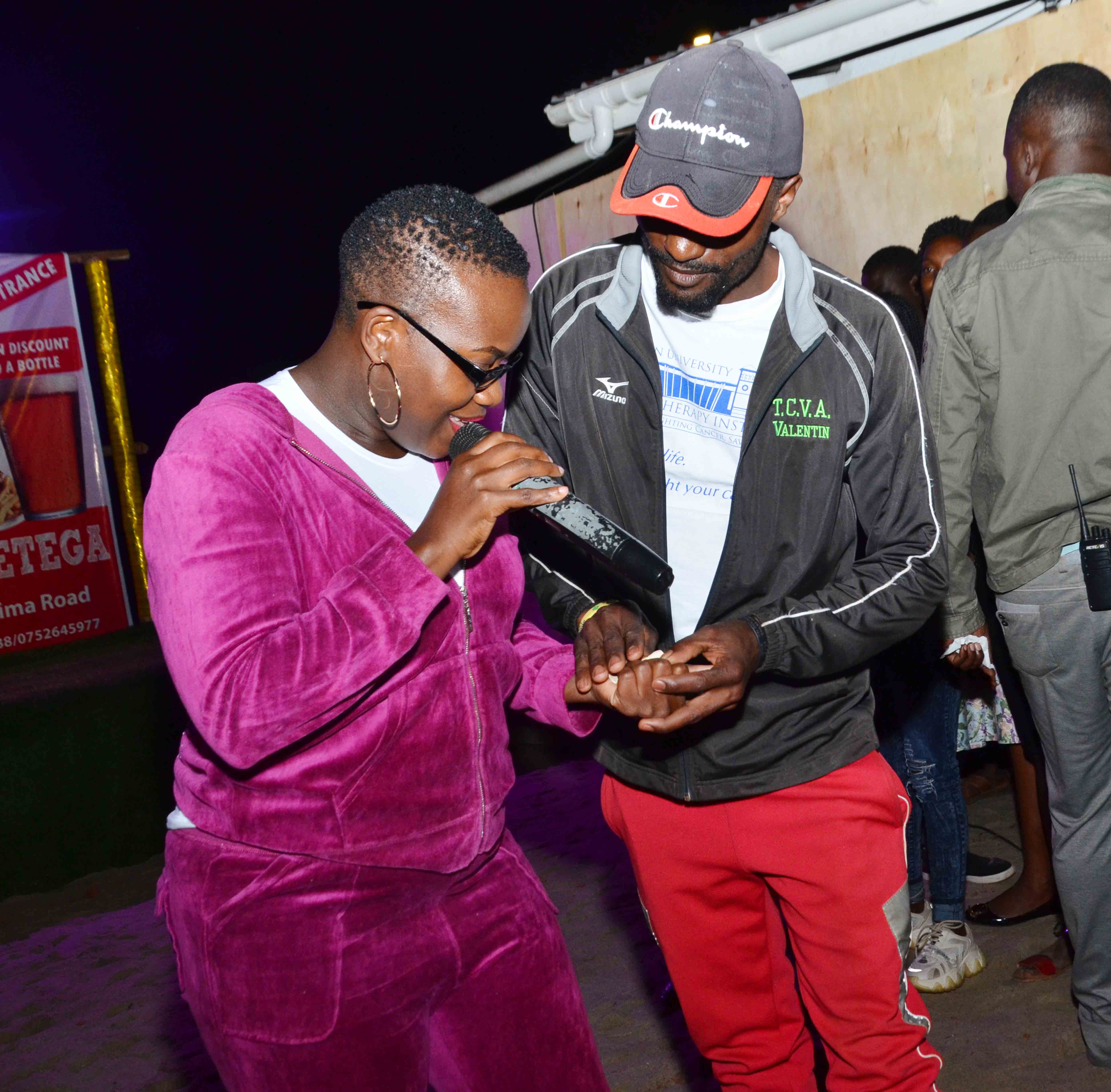 Abavubuka basazeeko omuyimbi Rebecca Jingo mu kivvulu bw'abagambye