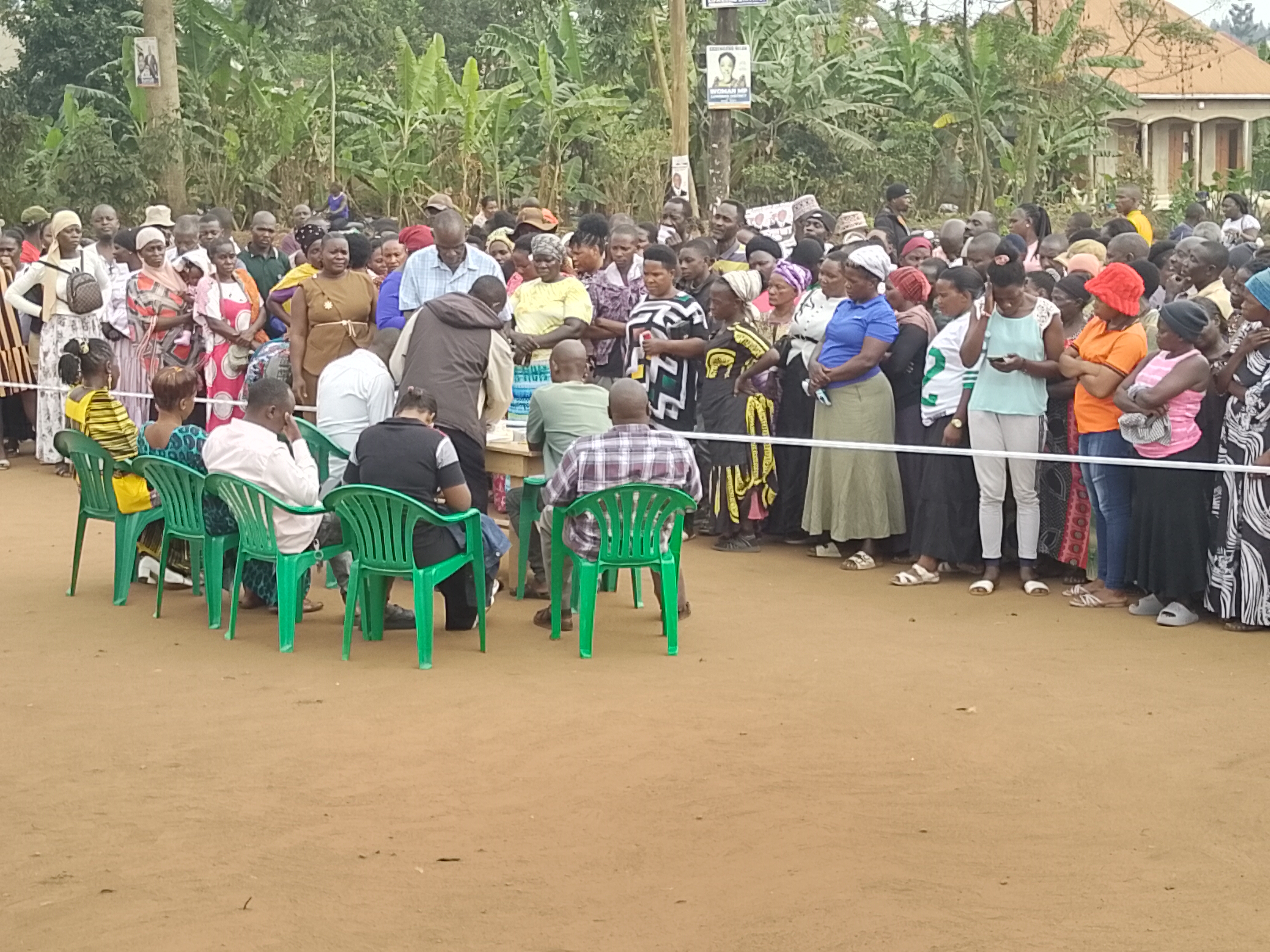 Abatuuze mu Binyonyi zzooni e Luweero nga bawuliriza amannya gaabwe.