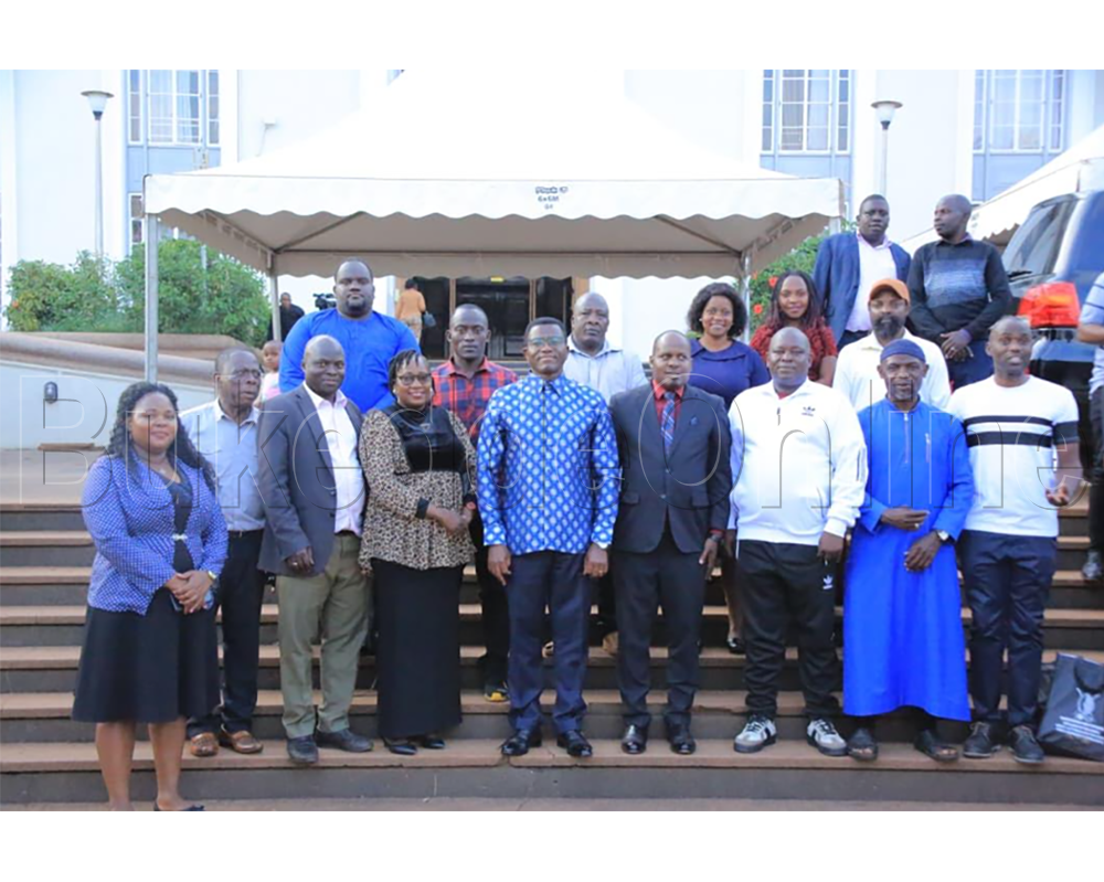 Kkatikkiro ng'ali ne bannamawulire abasakira e Mmengo 