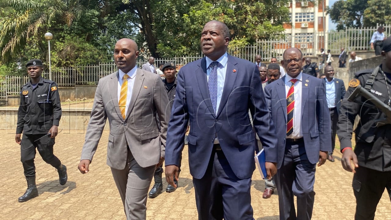 Minisita Jonard Asiimwe Akiiki wamu ne Chansala wa yunivasite y'e Makerere pulof.Barnabs Nawangwe nga balambula