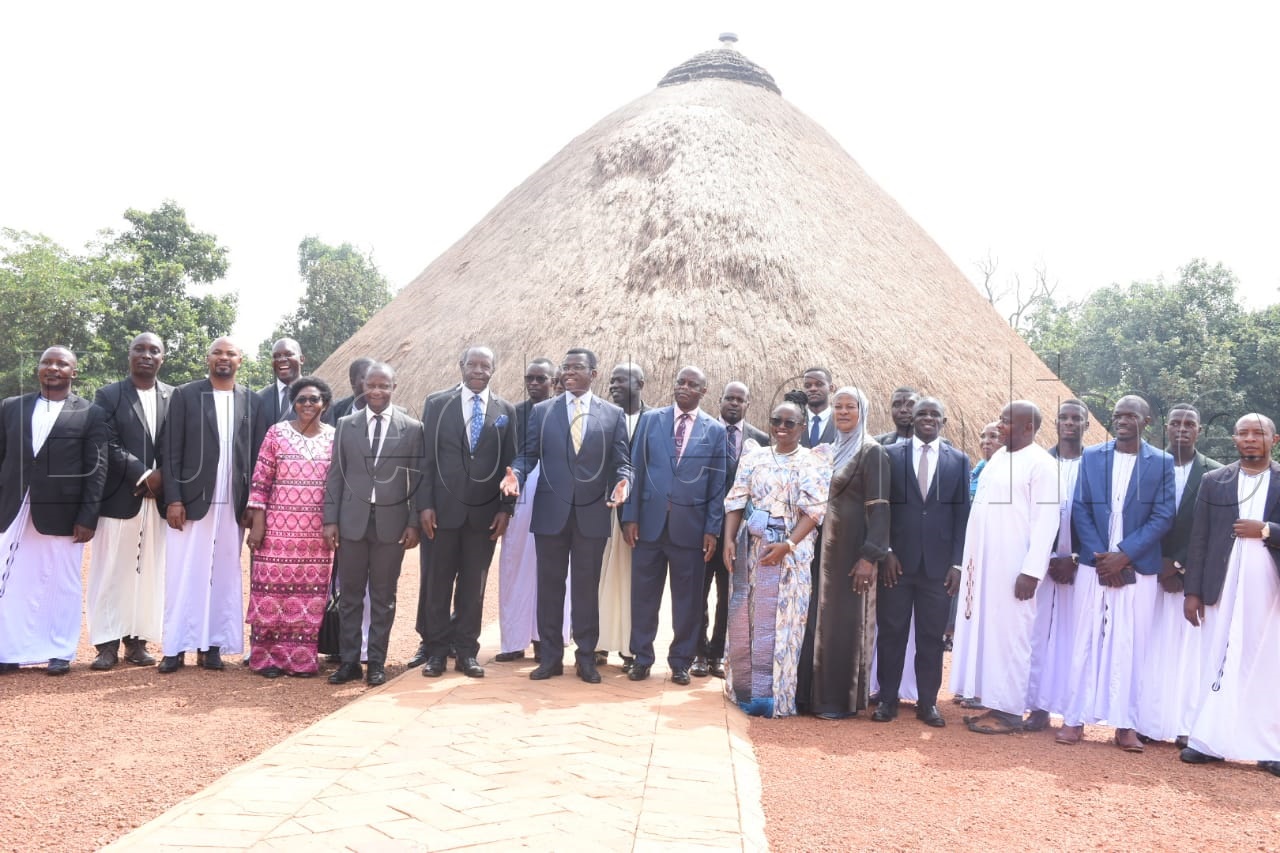 Katikkiro ne team ye nga bali ku masiro Kasubi