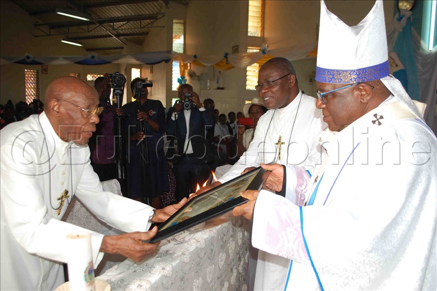 Ssabasumba Paulo Ssemogerere Ne Bro. Vincent Ngabakwasa Bbulaaza Leonard Byankya Omukisa Gw'obutume Paapa Francis Gwe Yamuweerezza.