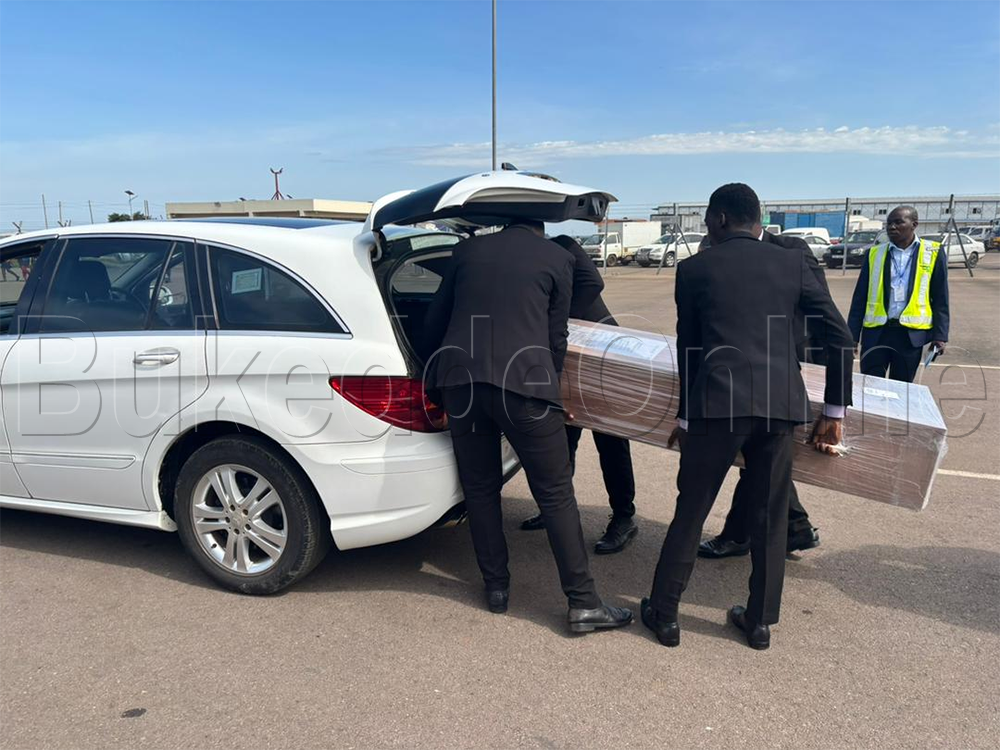 Omubiri gw'omugenzi nga gutuusiddwa ku kisaawe e Ntebe 