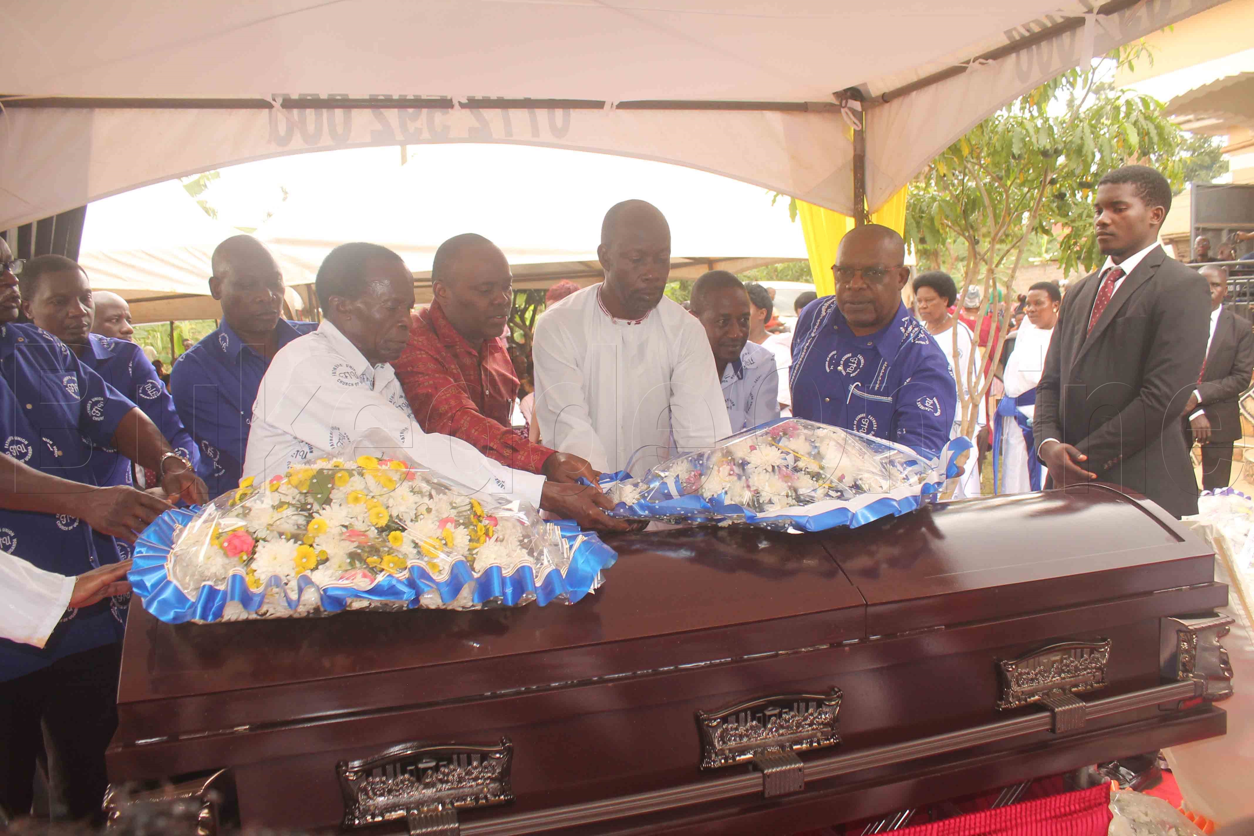  Abakungubazi nga bateeka ekimnuli ku kkeesi y'omugenzi 