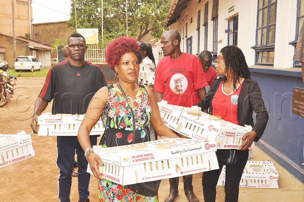 Kampala Ghetto youth receive poultry chicks from Minister for Kampala and the Metropolitan Affairs, Hajjat Minsa Kabanda. (All Photos by Isaac Nuwagaba)