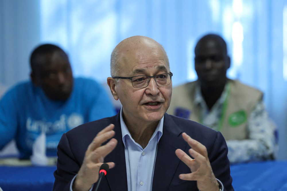  United Nations (UN) High Commissioner for Refugees, Barham Salih (C) holds a meeting with local leaders administrative and security following his arrival at the Kakuma refugee complex in Kakamu on January 11, 2026. (Photo by Tony KARUMBA / AFP)