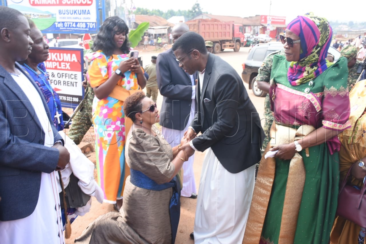 Katikkiro Mayiga (ku kkono) ng'ayogera ne Namwama Augustine Kizito Mutumba Omukubiriza w'Olukiiko lw'Abataka. Ku ddyo ye Saabaganzi Emmanuel Ssekitoleko