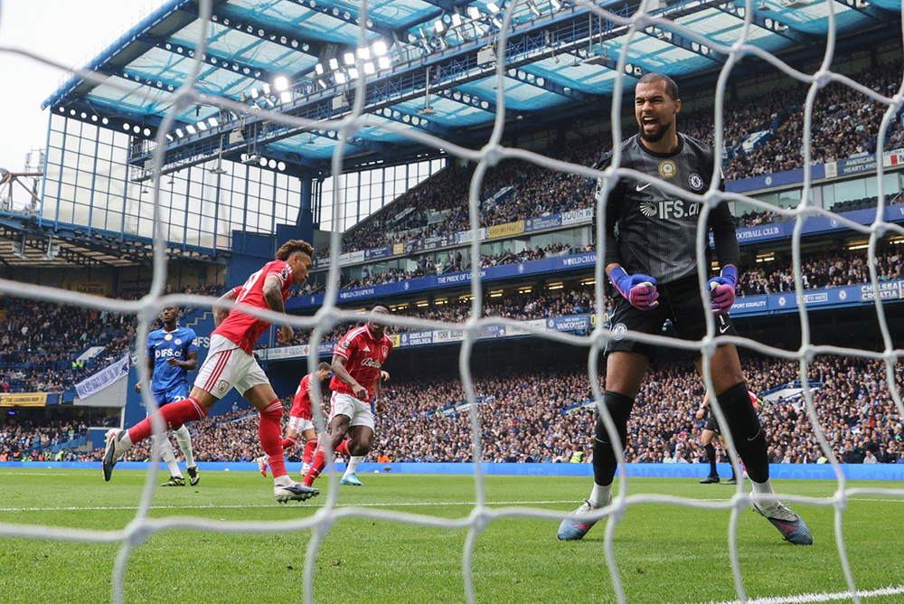 Chelsea's Spanish goalkeeper #01 Robert Sanchez (R) reacts after conceding a goal to Nottingham Forest's Brazilian striker #19 Igor Jesus (L) during the English Premier League football match between Chelsea and Nottingham Forest at Stamford Bridge in London on May 4, 2026. (Photo by Adrian DENNIS / AFP)
