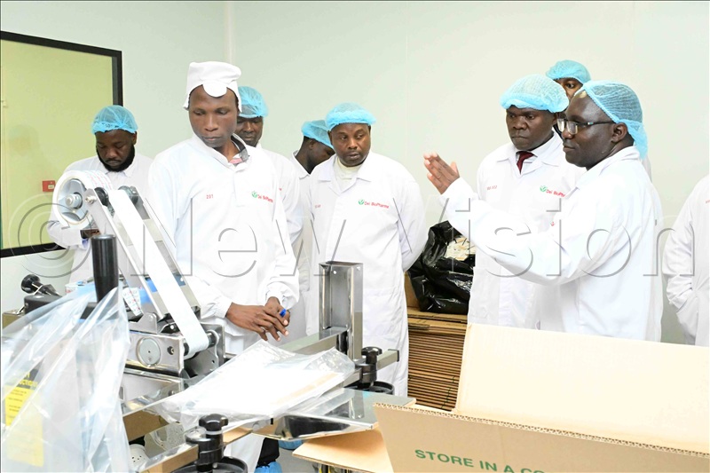 Experts at Dei Biopharma are explaining the manufacturing processes at the factory.