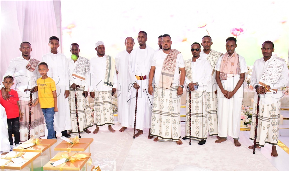 Omugole Omusajja Osman (akutte Omugo Wakati) Ng' Ali Ne Bavubuka Banne Abamuwerekeddeko Ku Mbaga Ye.