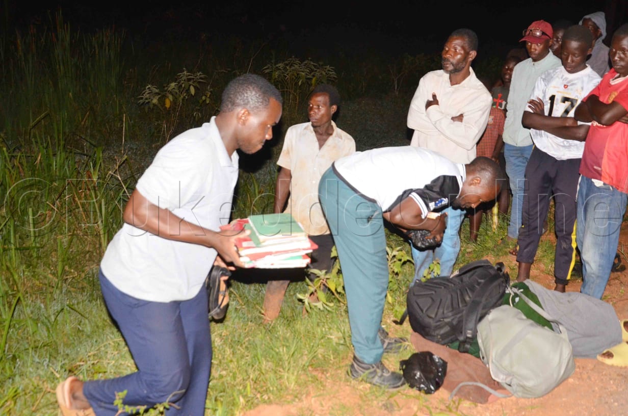 Abantu nga balonda ebimu ku bitabo by'abayizi ebyayiseemu mu bbaasi