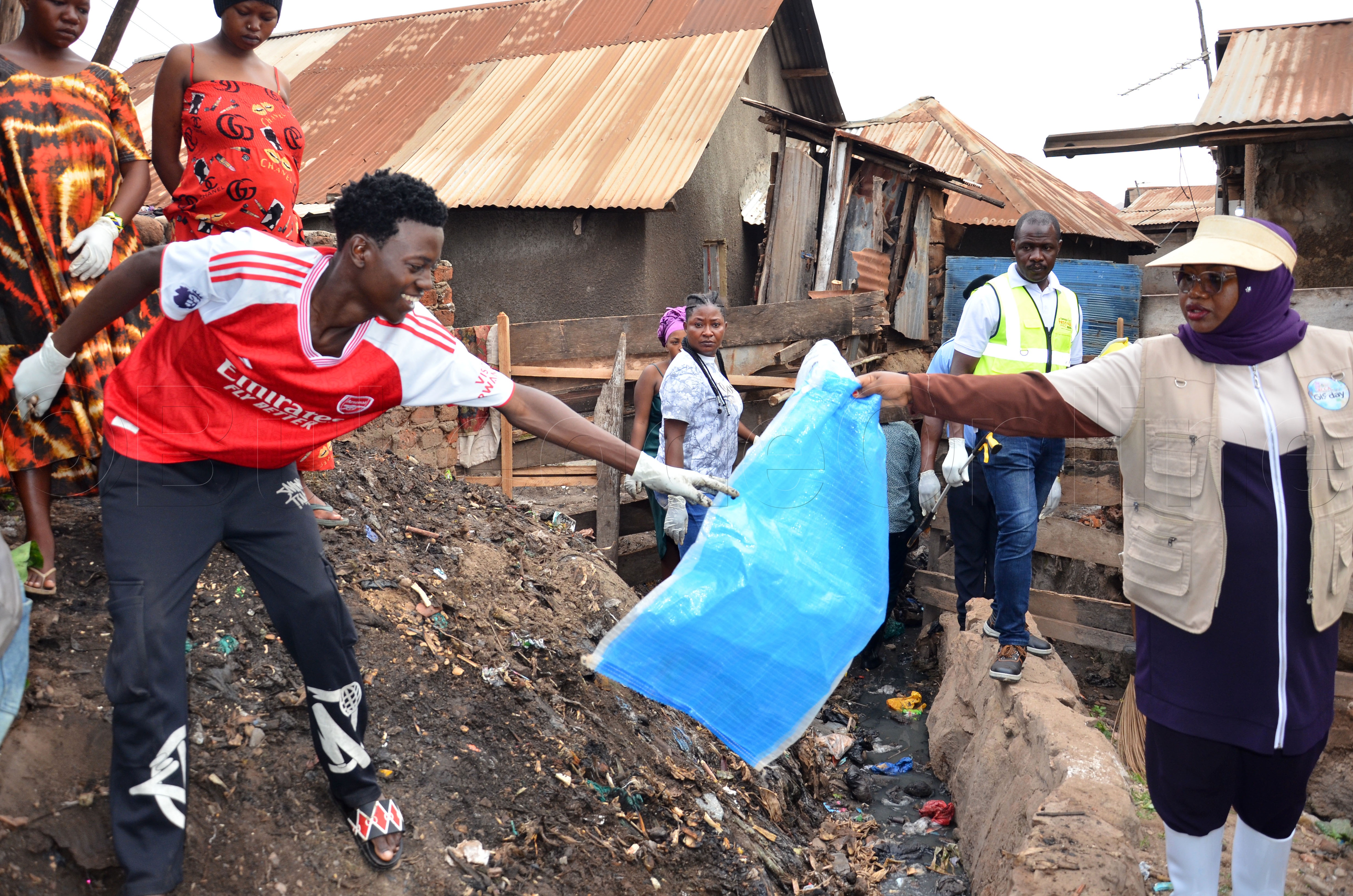 Hajjati Buzeki ng'alongoosa n'abatuuze mu Nkere zzooni e Kibuye eguglo.