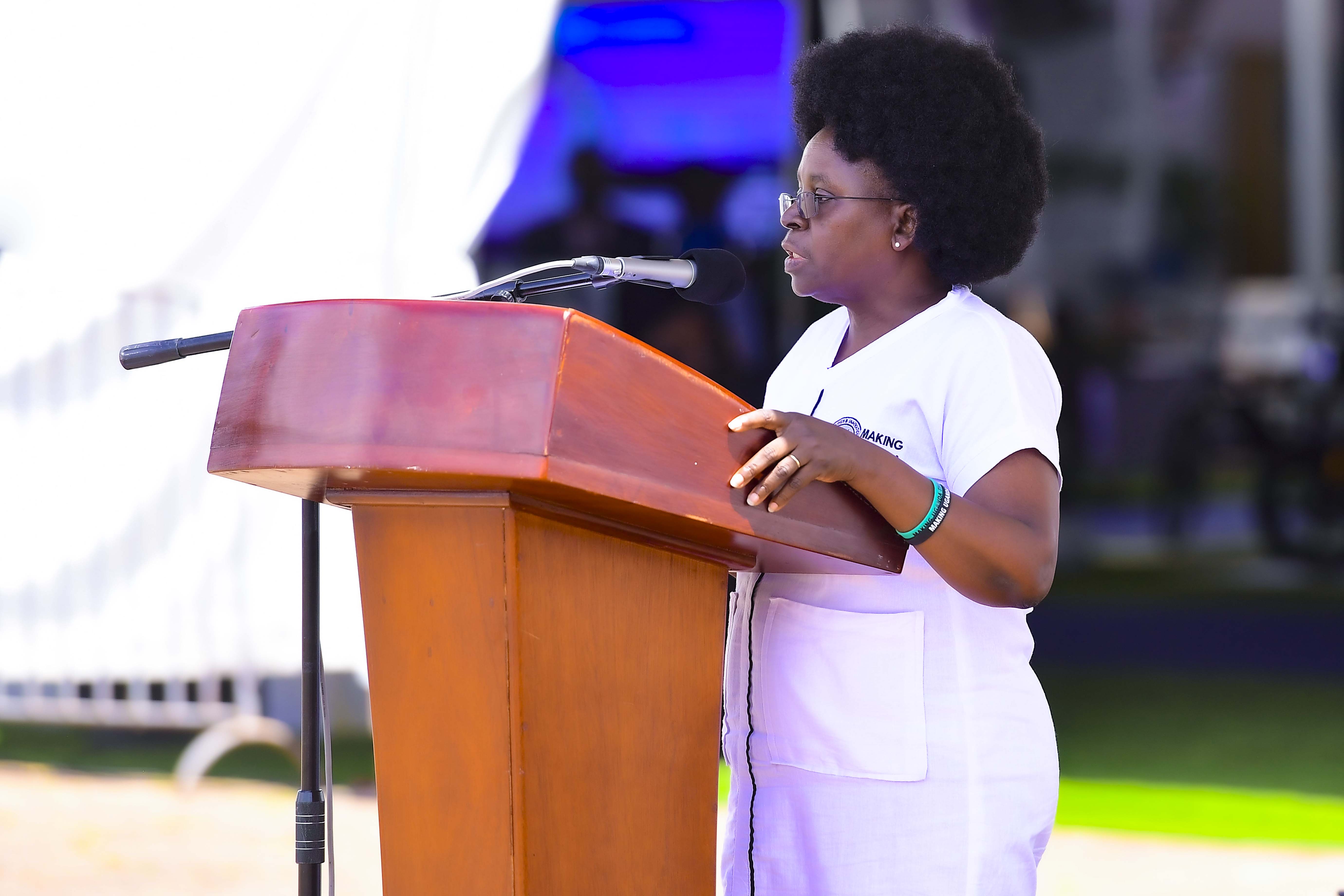 Minisita w'ebya saayansi, tekinologiya n'okuhangahanga, Dr. Monica Musenero aha mukoro gw'okutongozaho National Science Week, 2023 omu kishaayi Kololo, Kampala.