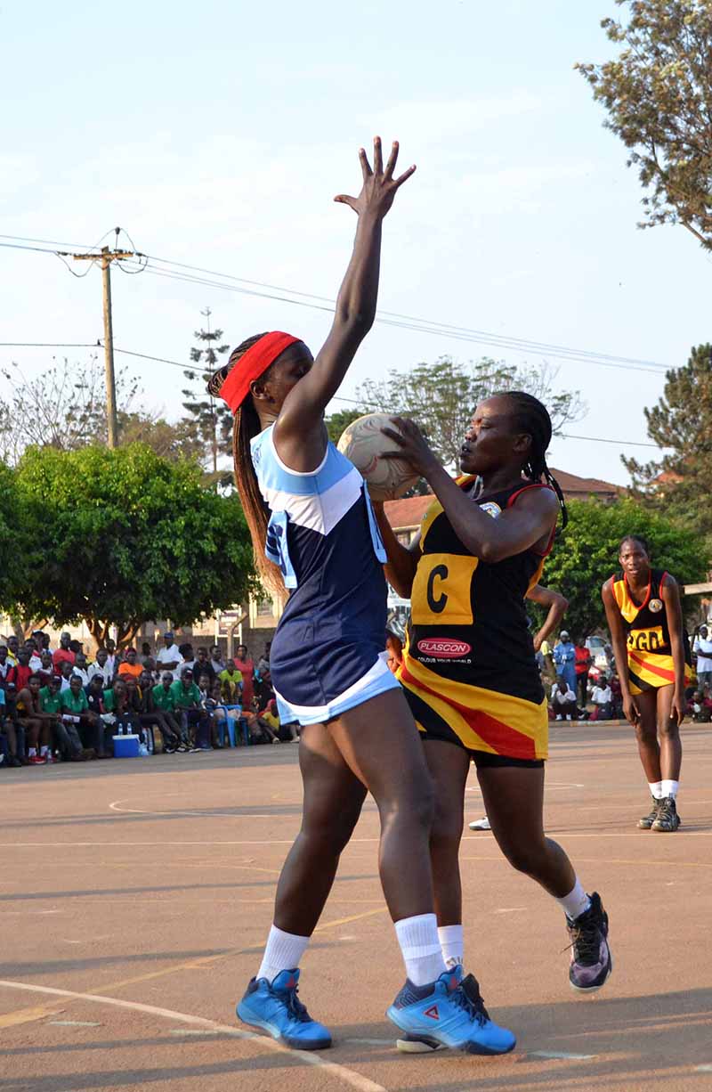 Shakira Nassaka owa Kampala Select (ku kkono) ng'azibira Jesca Achan.