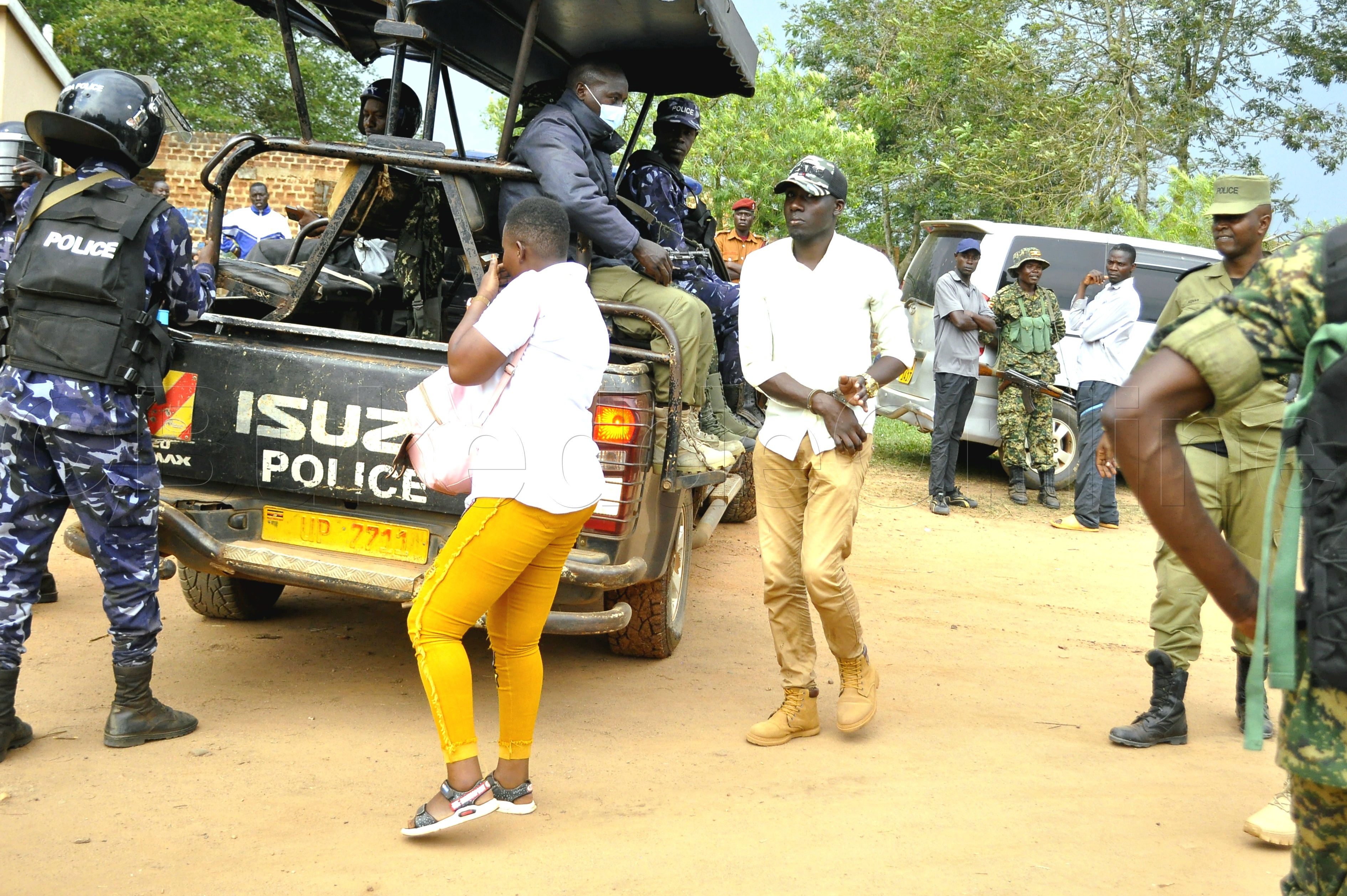 Gwe baakutte nga bamuteeka ku kabangali ya poliisi.