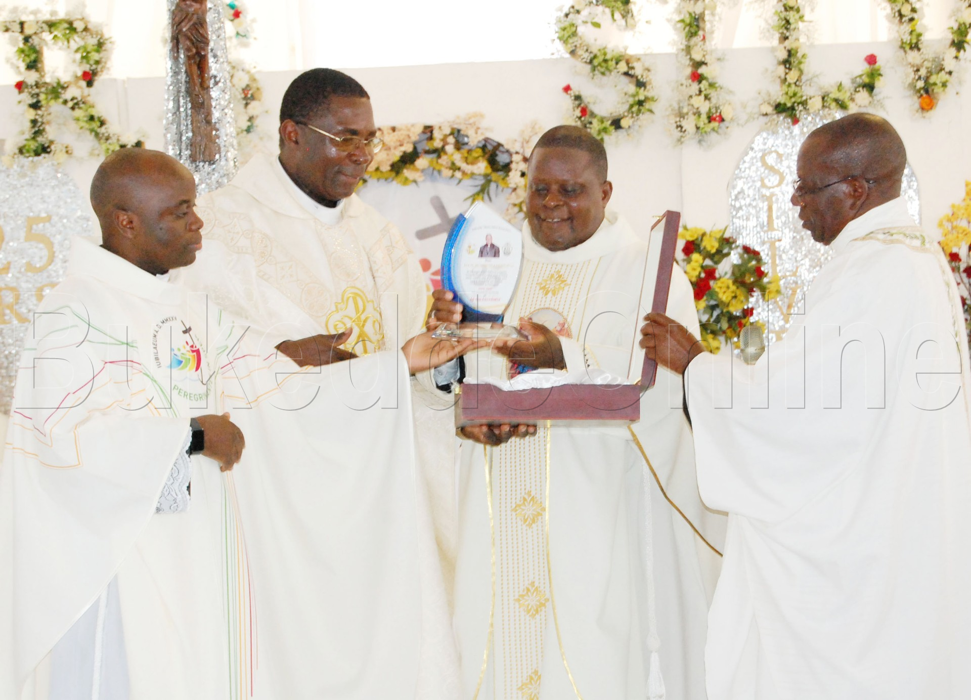 Fr Bwangatto nga bamuwa engule
