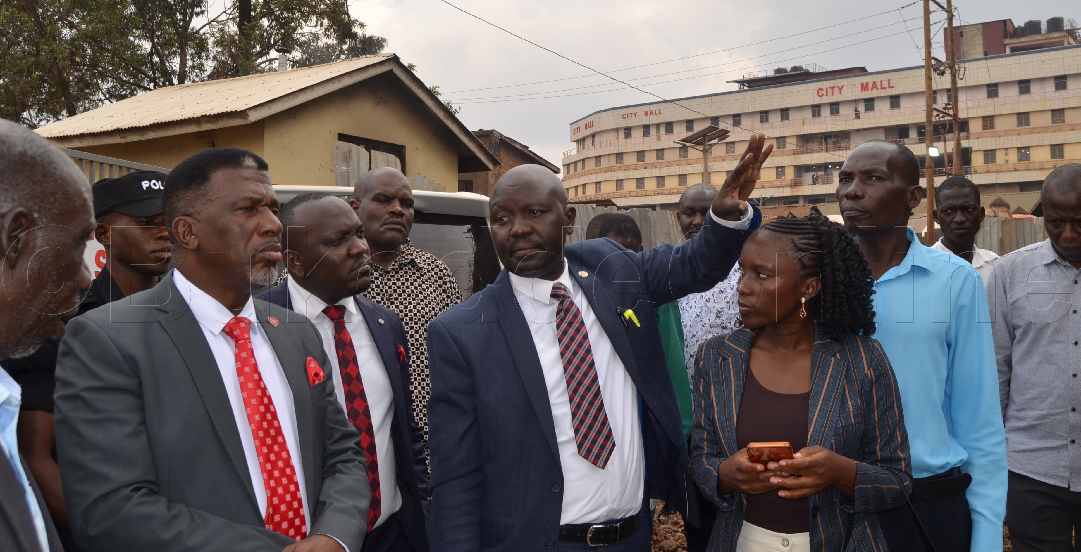 Atwala Ebyenjigiriza Mu KCCA, Charles Maginot Ng'annyonnyola abakulu Okuva Mu Kcca Ku Mbeera Ya Masomero Gaabwe.