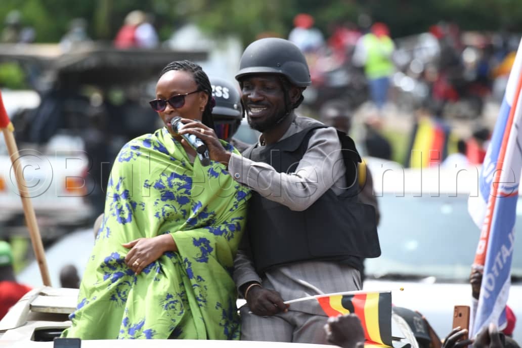 Kyagulanyi ne Barbie mukazi we e Kabarole bwe babadde banoonya akalulu.