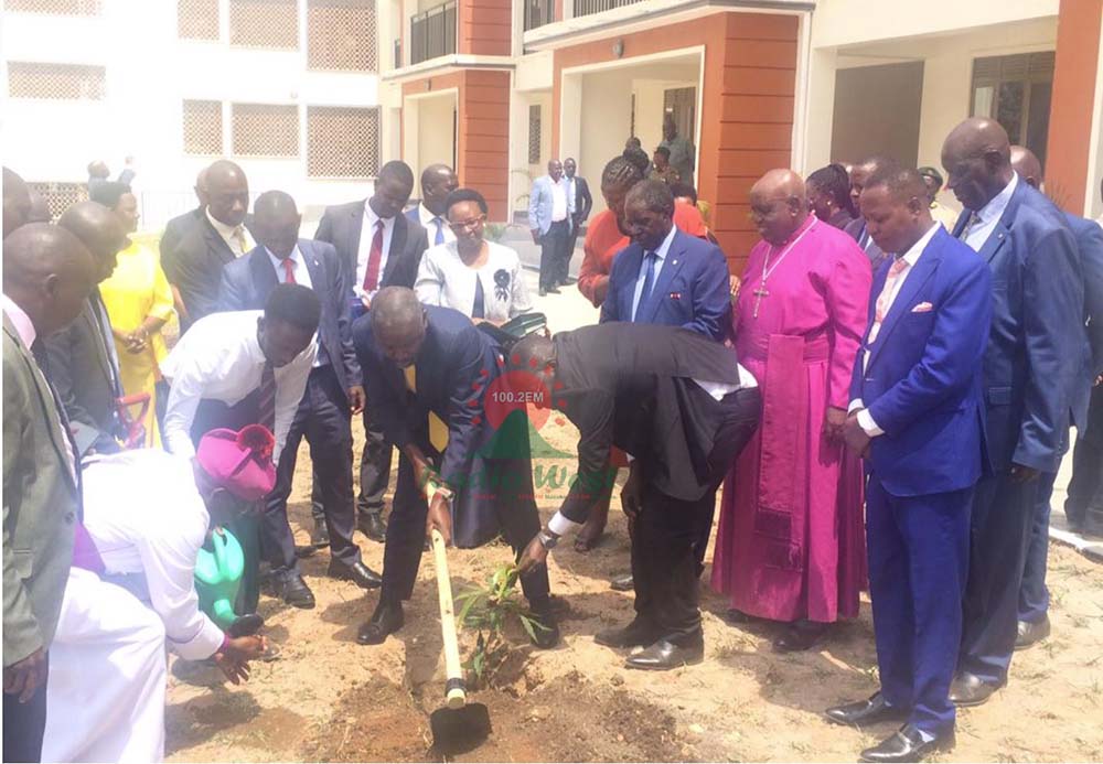 Omuhwezi wa Siipika wa Paramenti, Thomas Tayebwa arikubyara omuti ahari Mbarara High School.