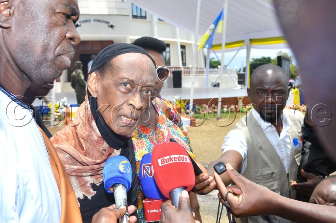 Omumbejja Elizabeth Christobel Edith Bagaaya Akiiki nga ayogerako ne Bannamawulire
