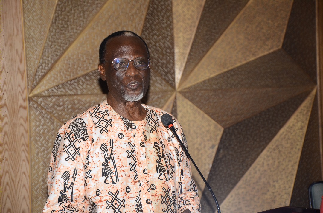 Justice Steven Kavuma Sentebe wa Kakiiko akatwaala ekisawe kye nnyonyi e Ntebe nga ayogerako eli abakozi bokukisawe kye nnyonyi e Ntebe