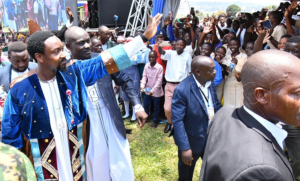  Kyabazinga William Gabula Nadiope IV (left) waving to his subjects while at his 11th Coronation Anniversary event at Busoga Kingdom headquarter ground on Saturday, September 13, 2025 in Jinja City. (Photo by Donald Kiirya)