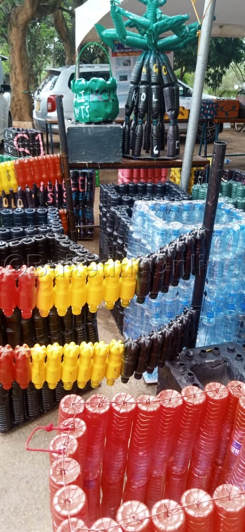 Ebimu ku bintu bye bakola mu bicupa.