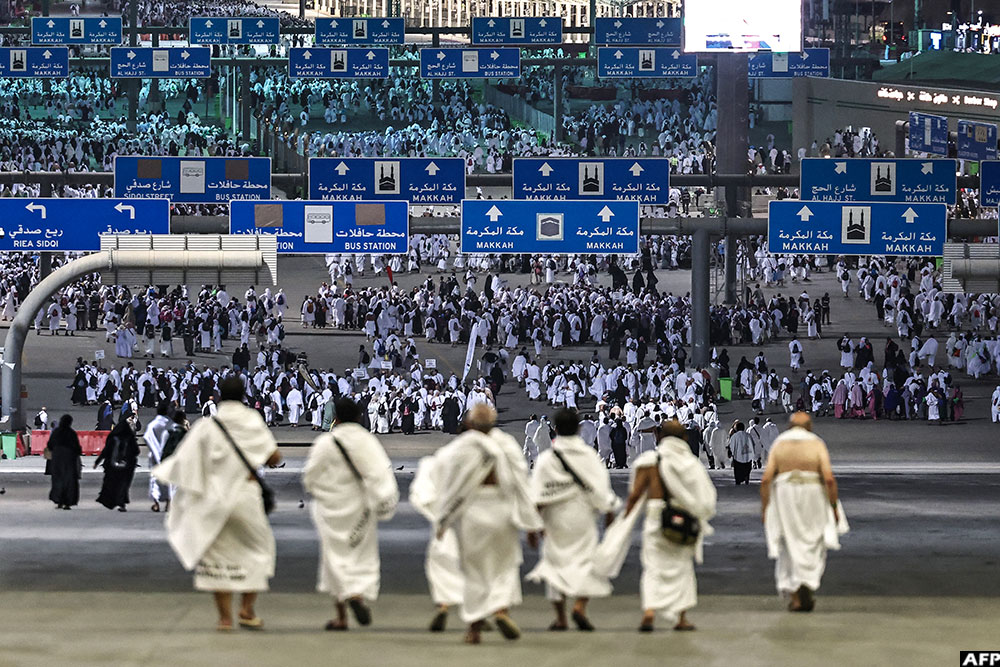 Muslim pilgrims make their way to perform the symbolic 'stoning of the devil' ritual.