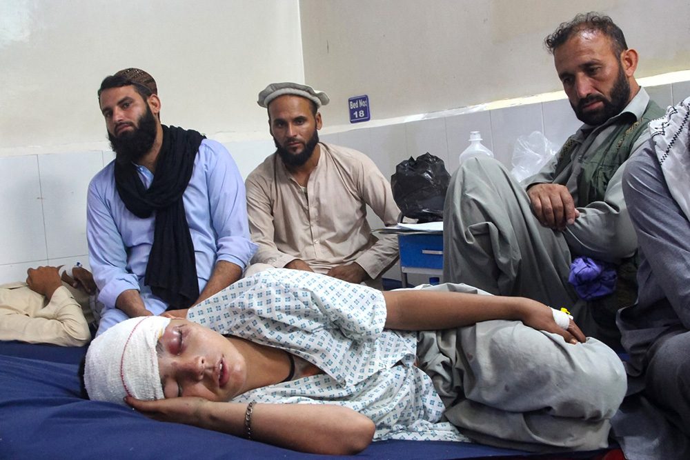 An injured Afghan boy (bottom) receives treatment at a hospital after an earthquake in Afghanistan's Jalalabad on September 1, 2025. Nine people died when a 6.0-magnitude earthquake and powerful aftershock rattled eastern Afghanistan, the provincial Nangarhar government said on September 1. (Photo by Aimal ZAHIR / AFP)