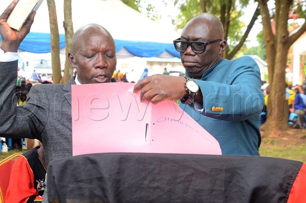 Linus Kayiah, new vice chairman taking oath. (Photo by Adam Gule)