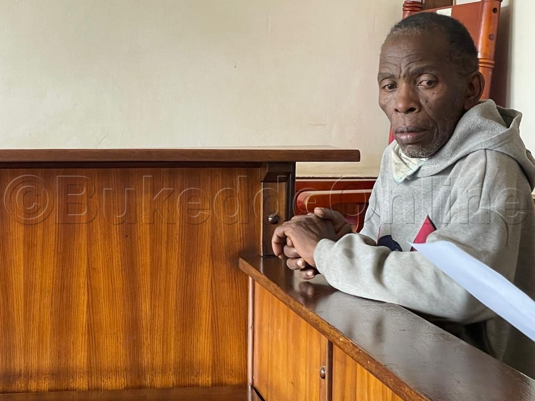 Kato Mu Kaguli Ka Kkooti Nga Bamusomera Ogw'okufuna Ssente Mu Lukujjukujju.