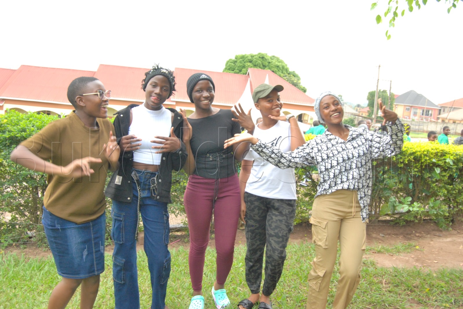 Abayizi b'essomero lya Rines Secondary School  nga basanyufu olw'okuiya ebigezo bya senior 4