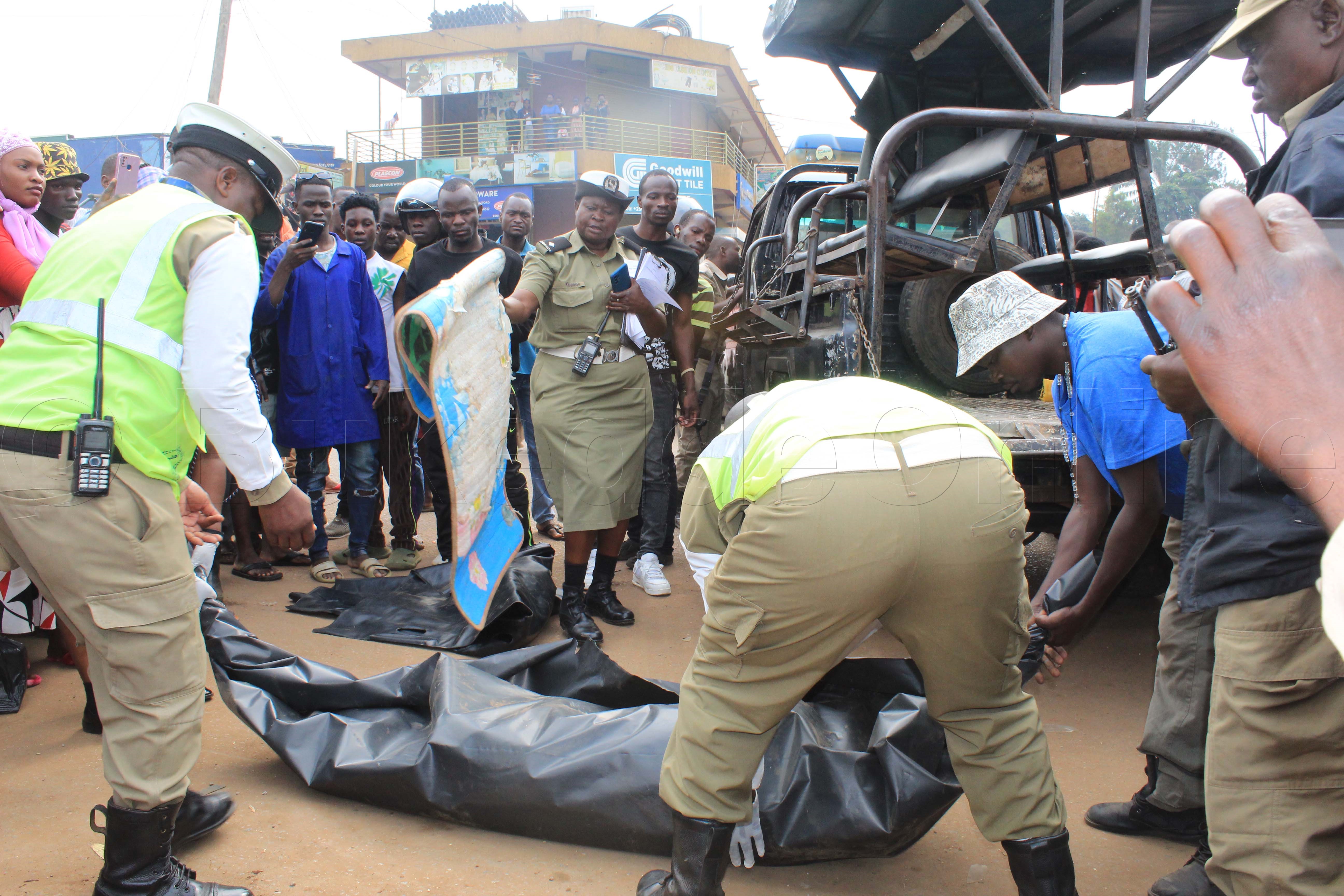 Abaserikale Bwe Babadde Nga Basitula Omulambo Gw'omugenzi Okugussa Ku Kabangali.