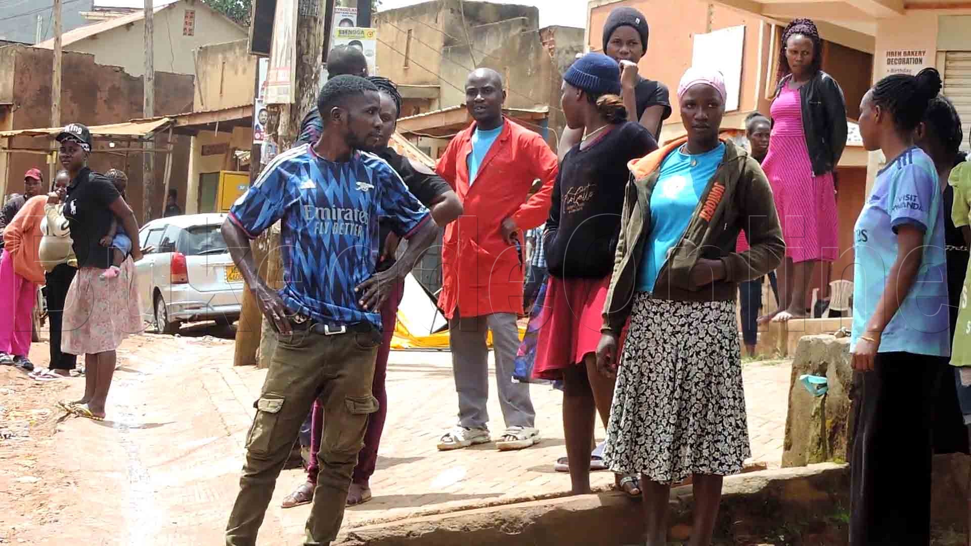 Abasuubuzi nga batubnula binsobedde oluvannyuma lw'okubamenyera obuyumba