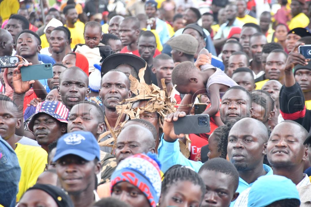 Abamu ebintu baasazeewo kubikwatira ku kkamera.