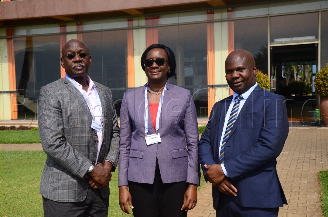 Richard Ruhesi  nga ali ne Amyuuka akulira UCAA Olive Birungi Lumonya wamu ne Vianne Lugya sekamwa wa UCAA , wano babadde Ntebe